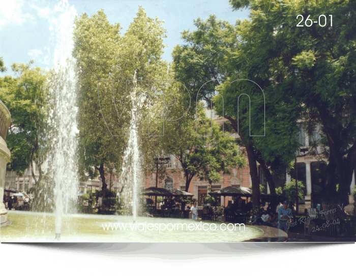 Zona de descanso alrededor de la fuente en la Plaza principal del centro de Aguascalientes, Ags. México
