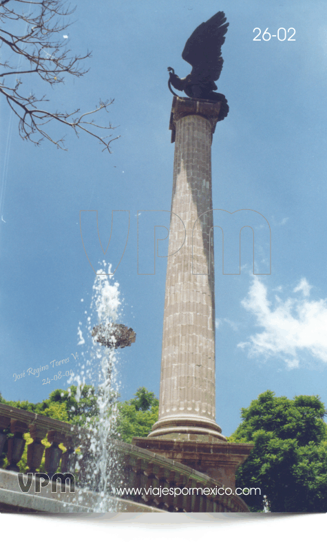 Otra vista del Monumento a la aguila de la libertad en jardín principal del centro de Aguascalientes, Ags. México