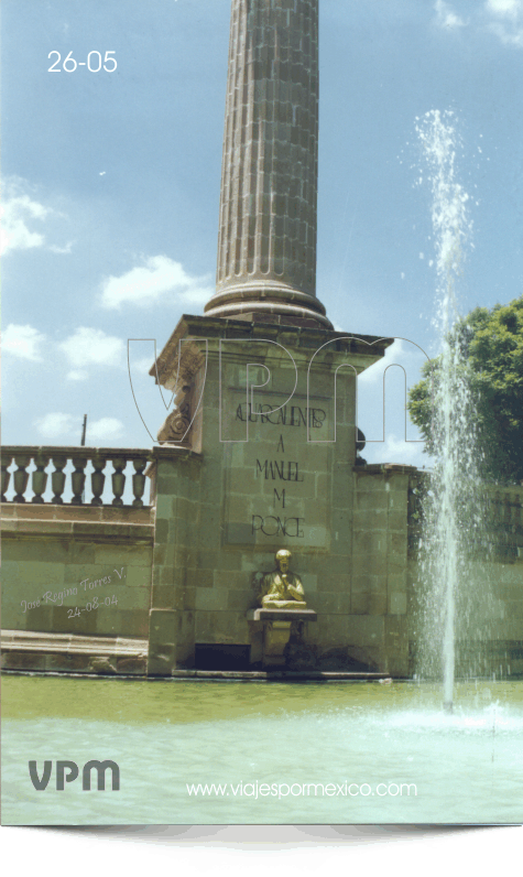 Busto de Manuel M Ponce al pie del Monumento de la aguila de la libertad en el jardín principal del centro de Aguascalientes, Ags. México