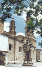 Faroles en el costado de la Catedral en la zona centro de Aguascalientes, Ags. México