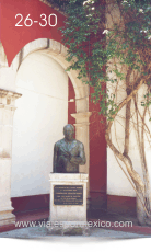 Busto en honor al Prof. J. Guadalupe Peralta Gamez en el  Interior del Museo Regional de Historia en Aguascalientes, Ags. México