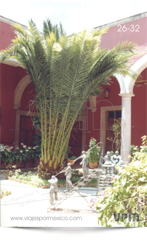 Estatuillas en los Jardines del Interior del Museo Regional de Historia en Aguascalientes, Ags. México