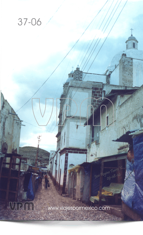 Calle principal a un costado de la Parroquia de Real de Catorce, S.L.P. México