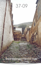 Calle solitaria del pueblo de Real de Catorce, S.L.P. México