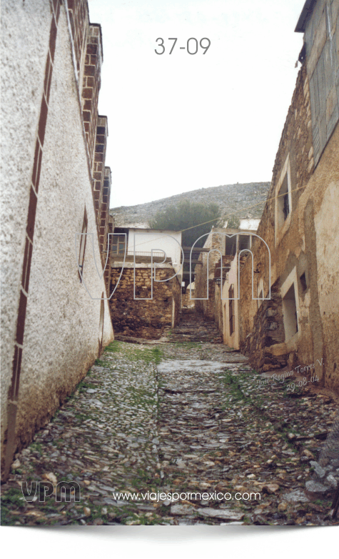 Calle solitaria del pueblo de Real de Catorce, S.L.P. México