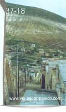 Callejón al pie del cerro en Real de Catorce, S.L.P. México