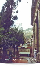 Vista lateral de la entrada a la Parroquia Purísima Concepción de Real de Catorce, S.L.P. México