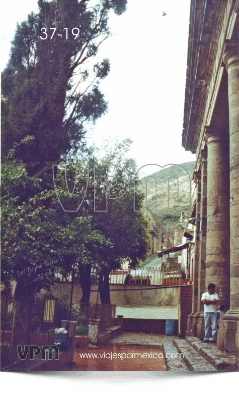 Vista lateral de la entrada a la Parroquia Purísima Concepción de Real de Catorce, S.L.P. México