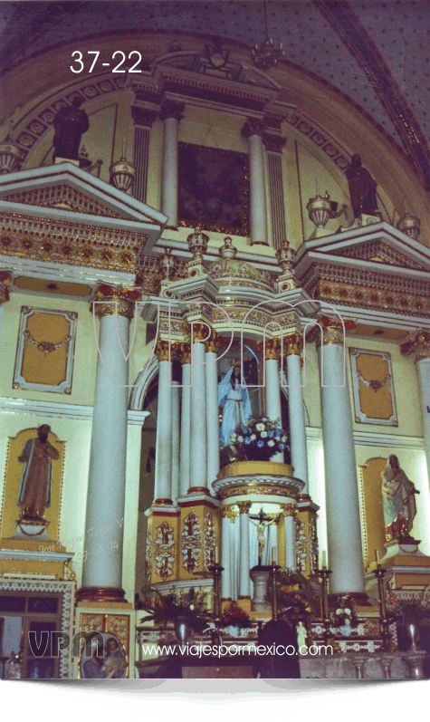 Altar principal en el interior de la Parroquia Purísima Concepción de Real de Catorce, S.L.P. México