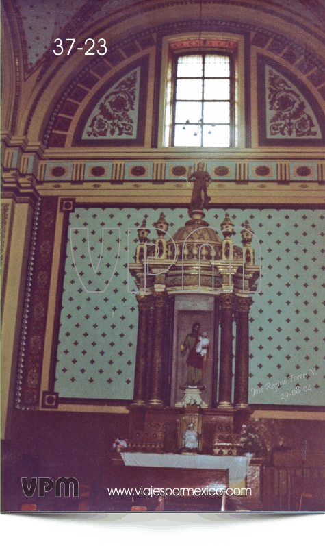 Otro de los altares en el interior de la Parroquia Purísima Concepción de Real de Catorce, S.L.P. México