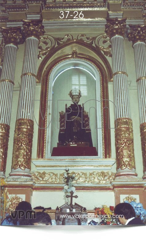 Altar donde se venera a Panchito, como le dicen de cariño sus devotos a San Francisco de Asís en el interior de la Parroquia Purísima Concepción de Catorce, S.L.P. México