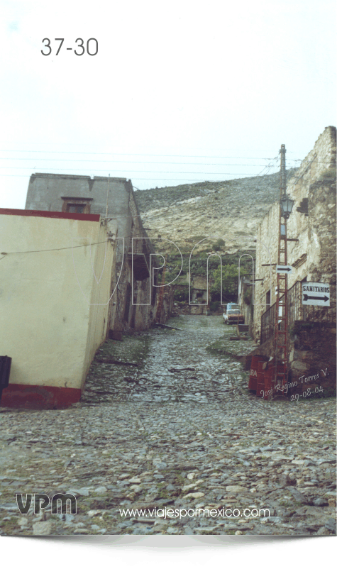 Uno de los Callejones solitarios de Real de Catorce, S.L.P. México