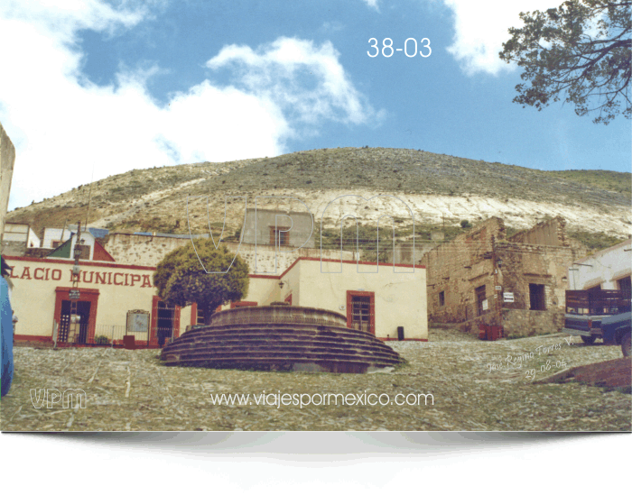 Fuente frente a la Casa Municipal de Real de Catorce, S.L.P. México