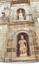 Vista parcial de la fachada de la parroquia, las estatuas corresponden a Panchito, como le dicen de cariño sus devotos a San Francisco de Asís en Real de Catorce, S.L.P. México