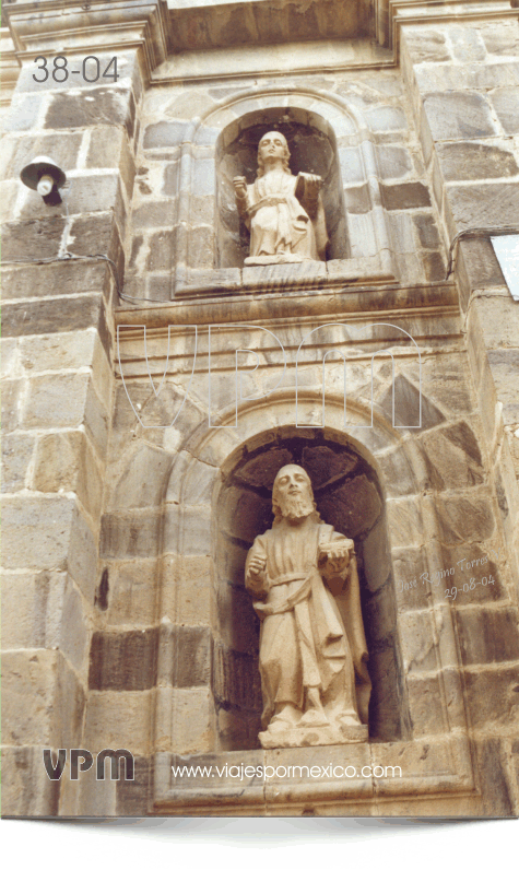 Vista parcial de la fachada de la parroquia, las estatuas corresponden a Panchito, como le dicen de cariño sus devotos a San Francisco de Asís en Real de Catorce, S.L.P. México