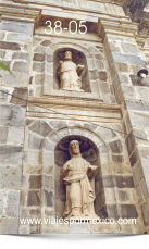 Detalle de la fachada de la parroquia, las estatuas corresponden a Panchito, como le dicen de cariño sus devotos a San Francisco de Asís en Real de Catorce, S.L.P. México