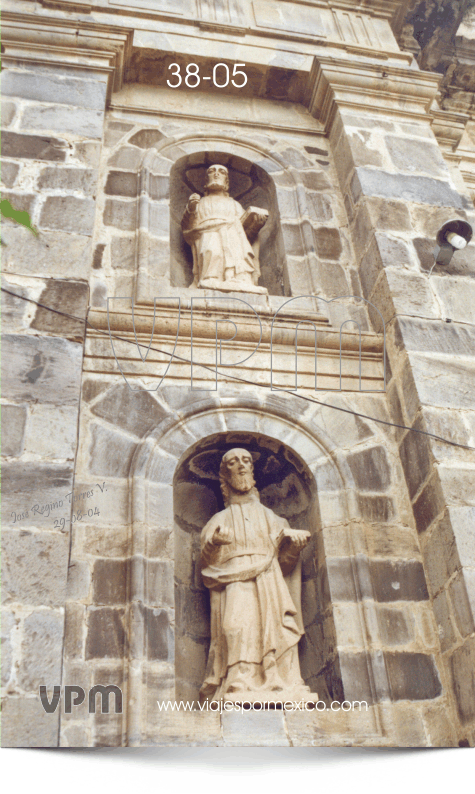 Detalle de la fachada de la parroquia, las estatuas corresponden a Panchito, como le dicen de cariño sus devotos a San Francisco de Asís en Real de Catorce, S.L.P. México