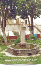 Estatua de San Francisco de Asís en el atrio de la Parroquia de la Purísima Concepción en Real de Catorce, S.L.P. México