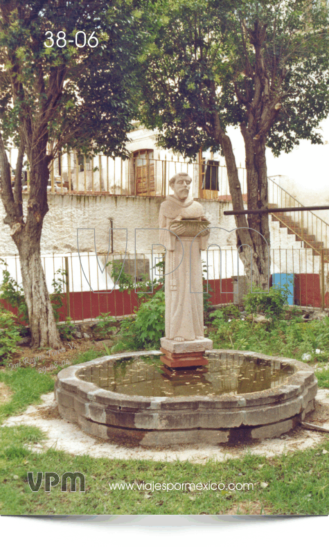 Estatua de San Francisco de Asís en el atrio de la Parroquia de la Purísima Concepción en Real de Catorce, S.L.P. México