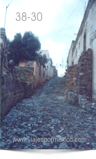 Callejón a partir del jardín de Real de Catorce, S.L.P. México