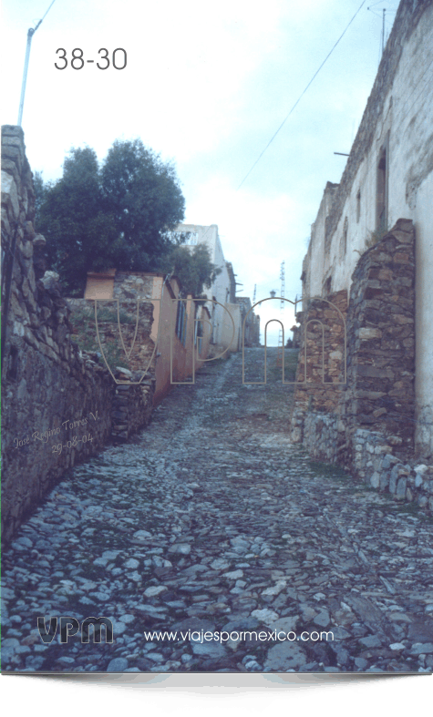 Callejón a partir del jardín de Real de Catorce, S.L.P. México