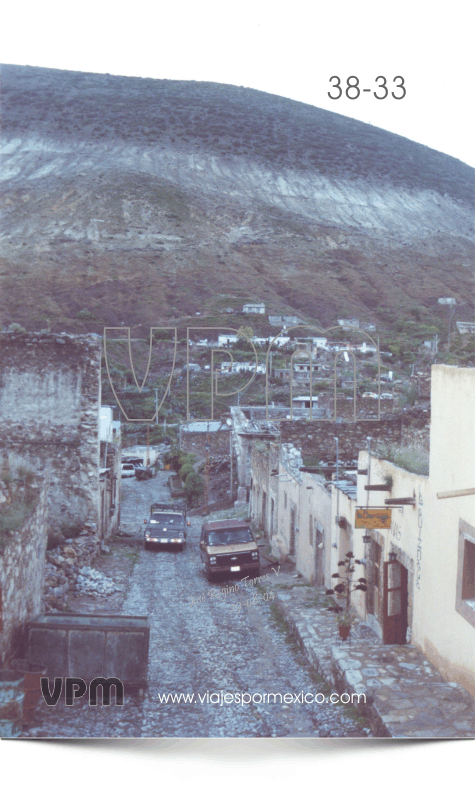 Calle empedrada al pie del cerro en Real de Catorce, S.L.P. México