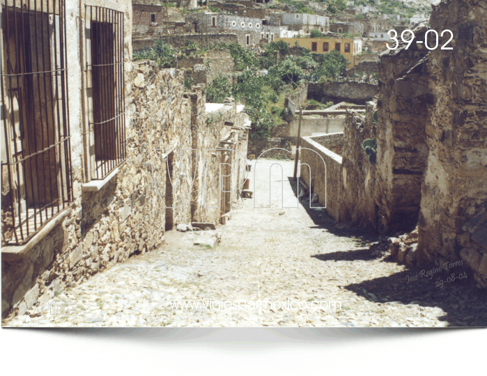 Callejón donde está la entrada al Palenque de Real de Catorce, S.L.P. México