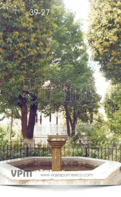Fuente con arboles alrededor en el Jardín de Real de Catorce, S.L.P. México
