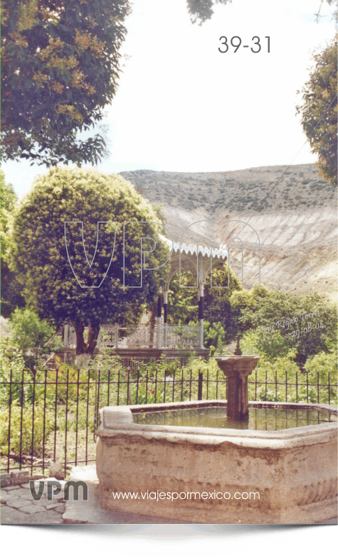 Fuente y Kiosko en el Jardín de Real de Catorce, S.L.P. México