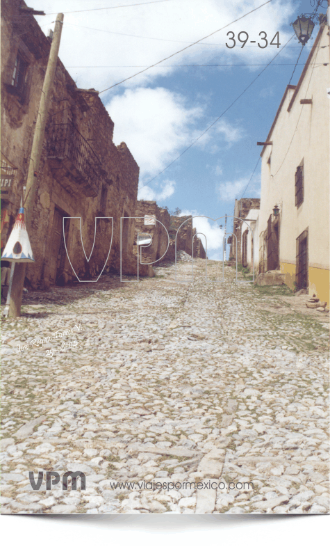 Calle solitaria en Real de Catorce, S.L.P. México