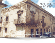 Casa antigua frente al Jardín de Real de Catorce, S.L.P. México