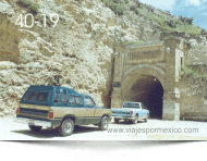 Salida del pueblo por el Túnel de Ogarrio, este túnel es de un solo carril por lo que se debe esperar a que salgan los vehículos que vienen en sentido contrario - Real de Catorce, S.L.P. México.